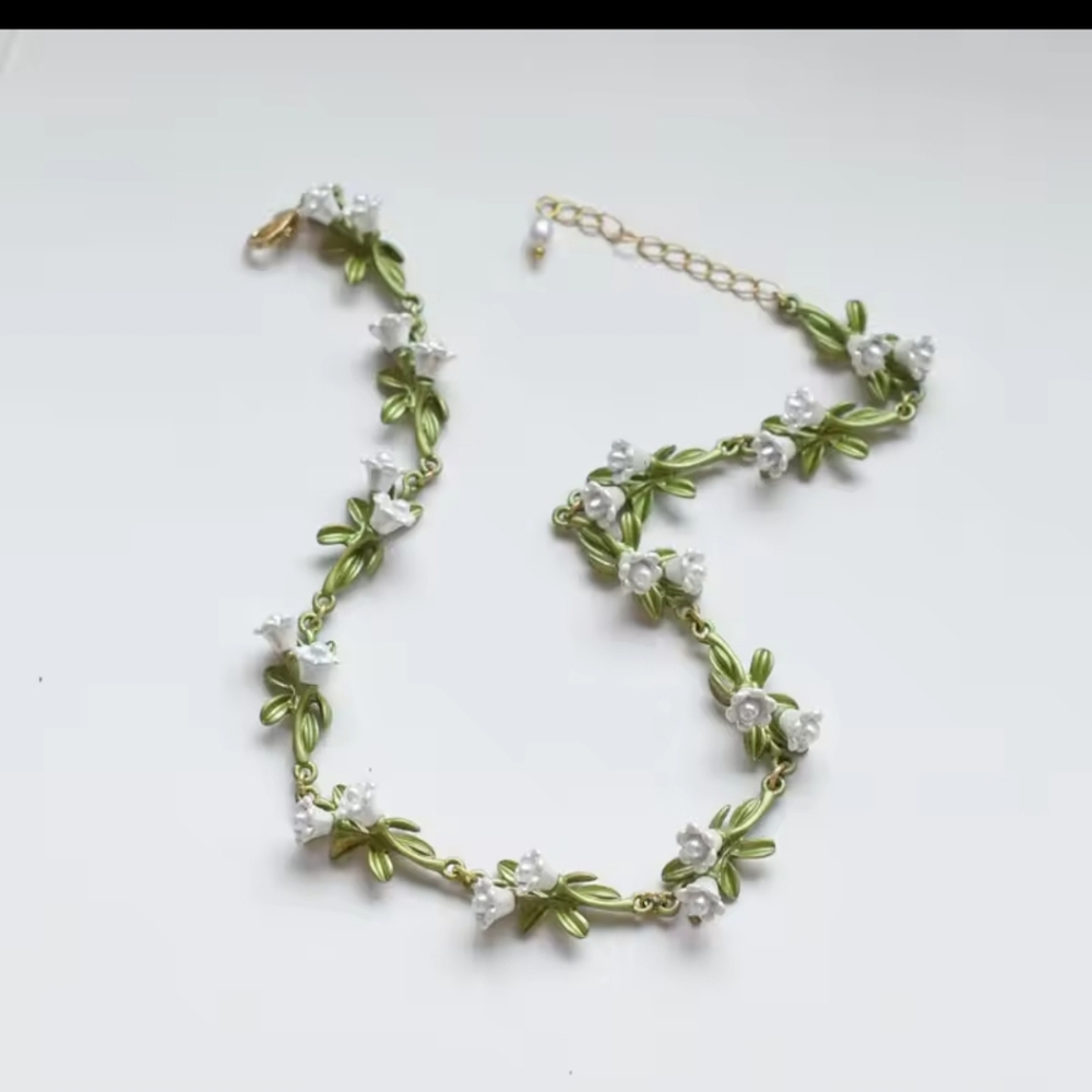 NWT  Delicate flowers necklace Enamel & Freshwater Pearls w gold plated links.